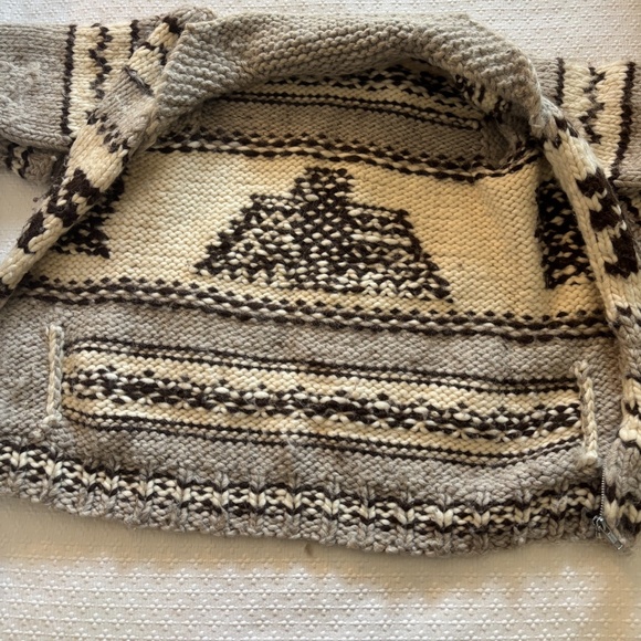 Cowichan Sweater - Picture 3 of 4